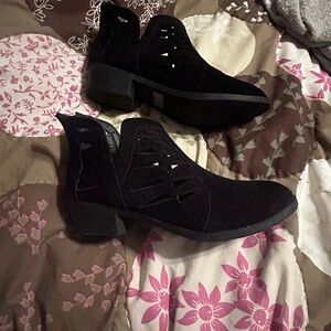 Soda Black Ankle Booties with Cutout Design